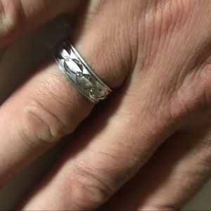 Gorgeous 5 diamond chip 10k gold band ring